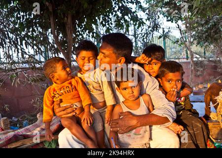 DELHI - INDE, NOVEMBRE 8 : un père fier montre ses enfants sur 8 novembre 2011 à Delhi, Inde. En 1952, l'Inde lance une campagne de médias de masse pour diffuser le Th Banque D'Images