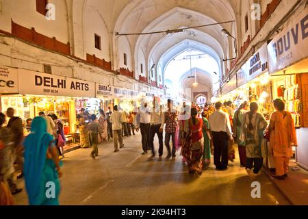 Delhi, Inde - 11 novembre 2011: Les gens font du shopping à l'intérieur du bazar dans le fort rouge à Delhi, Inde. Meena Bazar, construit par Mukarrat Khan il y a 300 ans, Banque D'Images