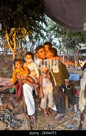 DELHI - INDE, NOVEMBRE 8 : un père fier montre ses enfants sur 8 novembre 2011 à Delhi, Inde. En 1952, l'Inde lance une campagne de médias de masse pour diffuser le Th Banque D'Images