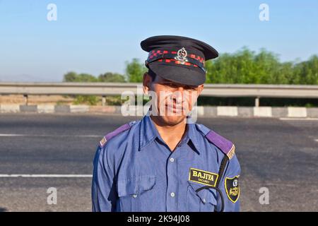 JAIPUR, INDE - NOVEMBRE 12 : un uniforme de guardin privé protège la place de stationnement et le restaurant sur l'autoroute Delhi - JaipUT sur 11 novembre, 2011 en D. Banque D'Images