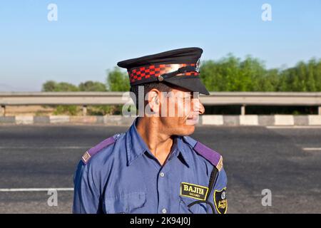 JAIPUR, INDE - NOVEMBRE 12 : un uniforme de guardin privé protège la place de stationnement et le restaurant sur l'autoroute Delhi - JaipUT sur 11 novembre, 2011 en D. Banque D'Images