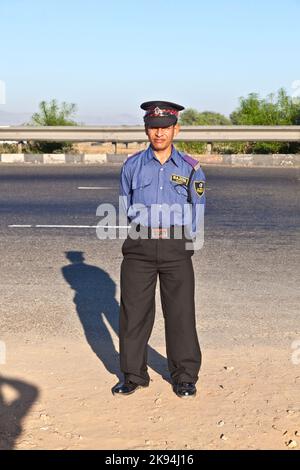 JAIPUR, INDE - NOVEMBRE 12 : un uniforme de guardin privé protège la place de stationnement et le restaurant sur l'autoroute Delhi - JaipUT sur 11 novembre, 2011 en D. Banque D'Images