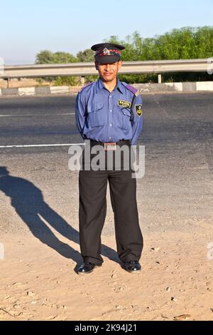 JAIPUR, INDE - NOVEMBRE 12 : un uniforme de guardin privé protège la place de stationnement et le restaurant sur l'autoroute Delhi - JaipUT sur 11 novembre, 2011 en D. Banque D'Images