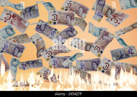 Chute de la monnaie britannique la livre sterling baisse du change de devises chute brûler des billets de concept en polymère qui tombent en feu et en feu Banque D'Images