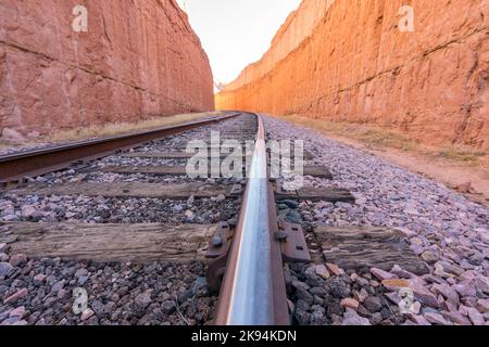Une ancienne voie de chemin de fer vide traversant un canyon Banque D'Images