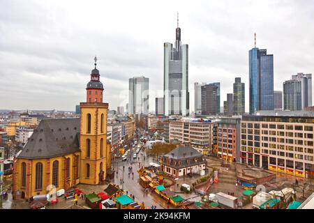 FRANCFORT - DÉCEMBRE 16: Vue sur la ligne d'horizon de Francfort avec Hauptwache et gratte-ciel par temps pluvieux le 16 DÉCEMBRE 2011 Francfort, Allemagne. Les premiers Banque D'Images