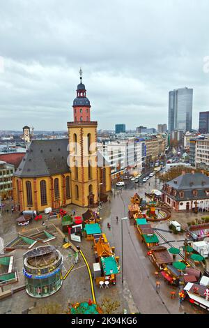 FRANCFORT - DÉCEMBRE 16: Vue sur la ligne d'horizon de Francfort avec Hauptwache et gratte-ciel par temps pluvieux le 16 DÉCEMBRE 2011 Francfort, Allemagne. Les premiers Banque D'Images