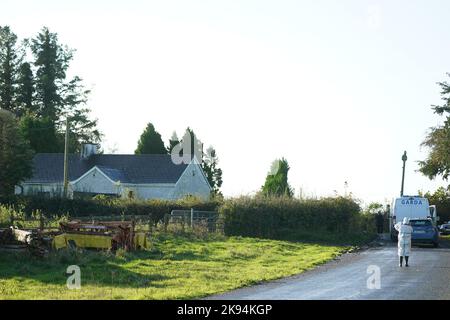 Des membres de l'équipe judiciaire de Garda sur les lieux de Rattin près de Milltownpass, Co Westmeath après que le corps d'un homme dans son 60s a été découvert dans une maison. Date de la photo: Mercredi 26 octobre 2022. Banque D'Images