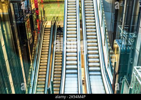 MADRID, ESPAGNE - AVRIL 1 : les escaliers roulants offrent un moyen de transport simple à l'aéroport de Barajay sur 1 avril, 2012 à Madrid, Espagne. En 2010, plus de 49. Banque D'Images