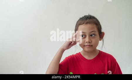 Les petites filles asiatiques ont une idée dans un foyer sélectif Banque D'Images