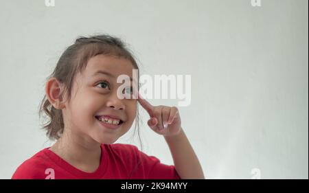 Les petites filles asiatiques ont une idée dans un foyer sélectif Banque D'Images