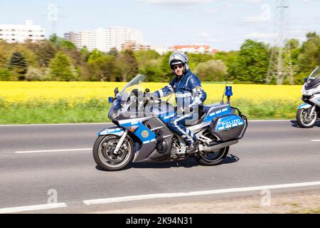 SCHWALBACH, ALLEMAGNE - MAI 1 : la police protège la course cycliste de 51st, Um Den Finanzplatz Eschborn-Francfort, sur 1 mai, 2012, à Schwalbach, Allemagne Banque D'Images