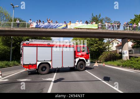 SCHWALBACH, ALLEMAGNE - MAI 1: Les gens regardent la course cycliste de 51st, Um Den Finanzplatz Eschborn-Francfort sur 1 mai, 2012 à Schwalbach, Allemagne. Le W Banque D'Images