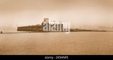 Vintage New Brighton, 1970. Roche perchaude ou batterie. Wallasey, Merseyside. Image sépia, effet de grain grossier Banque D'Images