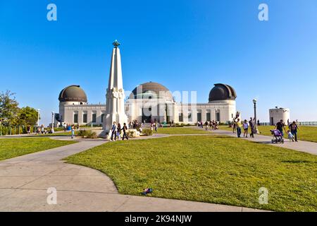 LOS ANGELES, CA - 10 JUIN : les gens visitent l'observatoire Griffith dans le parc Griffith sur 10 juin, 2912 à Los Angeles. En raison des Grifiths dernière volonté l'entrée Banque D'Images