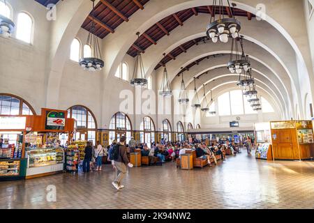 SAN DIEGO, Etats-Unis - JUIN 11: Les gens attendent les trains à l'intérieur de la gare Union sur 11 juin 2012 à San Diego, Etats-Unis. Le stati de style colonial espagnol Banque D'Images