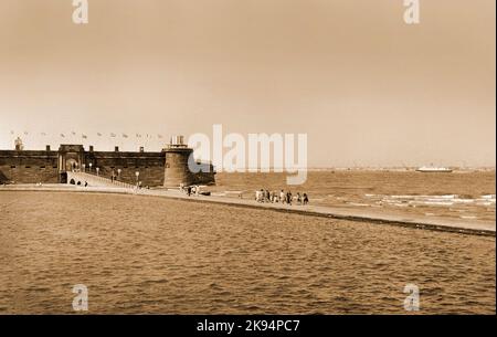 Vintage New Brighton, 1970. Roche perchaude ou batterie. Wallasey, Merseyside. Image sépia, effet de grain grossier Banque D'Images