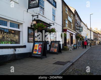 Pubs et boutiques dans la rue principale de la charmante ville marchande de Bedale North Yorkshire Angleterre Banque D'Images