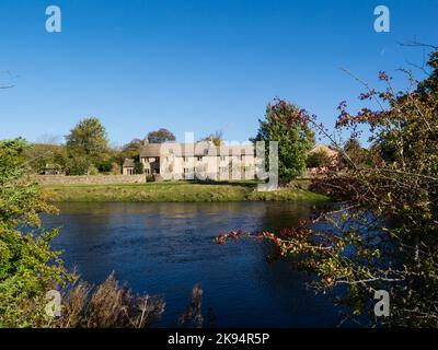 Umshaw Bridge House vue depuis un sentier public au-dessus de la rivière Ure dans le hameau du pont Umshaw North Yorkshire Angleterre Banque D'Images