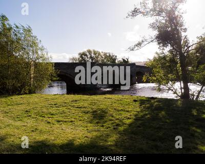 Ulshaw Narrow Road Bridge Ulshaw Hamlet North Yorkshire Angleterre Royaume-Uni Grade 11 classé monument ancien construit en 1674 sur la rivière Ure Banque D'Images