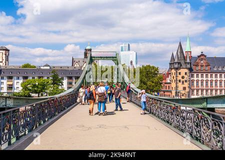 FRANCFORT, ALLEMAGNE - AOÛT 11: Les gens aiment traverser le main à l'Eiserner Steg sur 11 août 2012 à Francfort, Allemagne. Le pont de 186 Banque D'Images