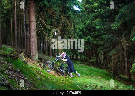 KRONBERG, ALLEMAGNE - JUILLET 7 : le motard descend sur une rampe dans la forêt sur 7 juillet, 2012 à Kronberg, Allemagne. Des courses de descente dans les forêts sont prévues Banque D'Images