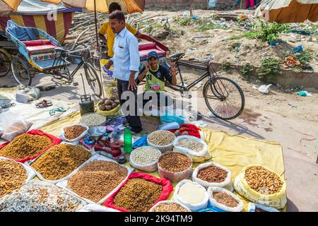 DELHI, INDE - OCT 15: Les Indiens achètent des raisins secs au bazar de Jama Mashid sur 15 octobre, 2012 à New Delhi, Inde. Le marché de mashid de Jama est situé Banque D'Images