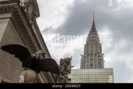 Une photo à angle bas de l'Empire State Building à New York, par une journée nuageux Banque D'Images