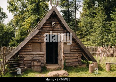 Maisons en rondins triangulaires avec toits en bois derrière une clôture.Monténégro, nord Banque D'Images