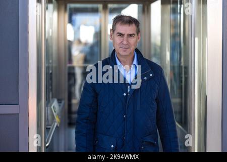 26 octobre 2022, Brandebourg, Eisenhüttenstadt: Frank Balzer, maire d'Eisenhüttenstadt, sort de l'ascenseur pour un accès sans barrière à la plate-forme de la gare d'Eisenhüttenstadt. Depuis la fin de 2019, la Deutsche Bahn, avec le gouvernement fédéral et l'État de Brandebourg, a modernisé la plate-forme, le toit et le passage inférieur des passagers et a créé un accès sans barrière au train. Photo: Frank Hammerschmidt/dpa Banque D'Images