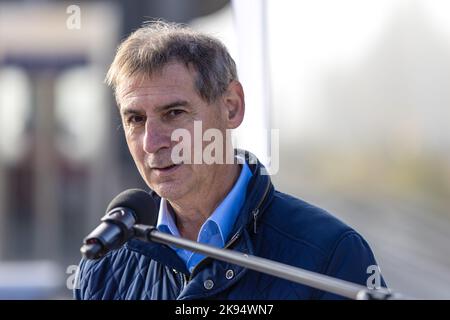 26 octobre 2022, Brandebourg, Eisenhüttenstadt: Frank Balzer (SPD), maire de la ville d'Eisenhüttenstadt, parle de la mise en service de la gare complètement rénovée d'Eisenhüttenstadt. Depuis la fin de 2019, la Deutsche Bahn, avec le gouvernement fédéral et l'État de Brandebourg, a modernisé la plate-forme, le toit et le passage inférieur des passagers et a créé un accès sans barrière au train. Photo: Frank Hammerschmidt/dpa Banque D'Images