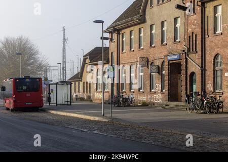 26 octobre 2022, Brandebourg, Eisenhüttenstadt : un bus part en face de l'ancien bâtiment de la gare d'Eisenhüttenstadt. Depuis la fin de 2019, la Deutsche Bahn, avec le gouvernement fédéral et l'État de Brandebourg, a modernisé la plate-forme, le toit et le passage inférieur des passagers et a créé un accès sans barrière au train. Photo: Frank Hammerschmidt/dpa Banque D'Images