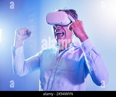 Vainqueur, senior et homme avec des lunettes de réalité virtuelle célébrant le jeu gagner avec succès poing. Métaverse, ar et vr célébration de 3D gamer en ligne homme Banque D'Images