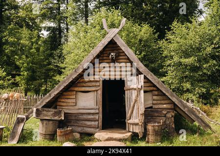 Maisons en rondins triangulaires avec toits en bois derrière une clôture.Monténégro, nord Banque D'Images