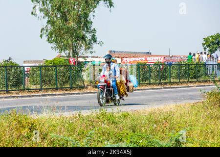 RAJASTHAN, INDE - OCTOBRE 17: Mère, père, soeur et enfant sur le scooter à travers la rue de l'autoroute sur 17 octobre 2012 dans Rajasthan, Inde. Jusqu'à Banque D'Images