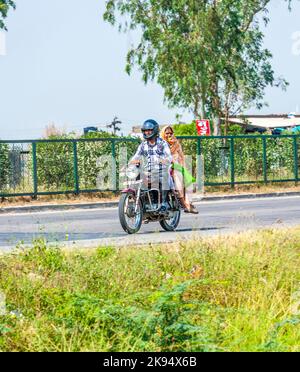 RAJASTHAN, INDE - OCTOBRE 17: Femme, mari et jeune garçon à bord d'un scooter sur l'autoroute de 17 octobre 2012 à Rajasthan, Inde. Jusqu'à six souvenirs de famille Banque D'Images