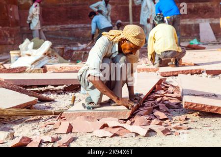 AGRA, INDE - OCTOBRE 17 : l'ouvrier prépare des grès pour la rénovation du fort Rouge sur 17 octobre, 2012 à Agra, Inde. Le fort a été mentionné pour le Banque D'Images