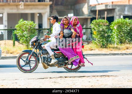 RAJASTHAN - INDE - OCTOBRE 17: Homme avec mère et femme à cheval sur la route de 17 octobre 2012 à Rajasthan, Inde. Jusqu'à six souvenirs de famille Banque D'Images