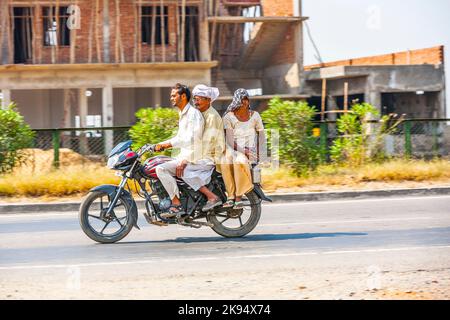 RAJASTHAN - INDE - OCTOBRE 17: Mère, père et fils à bord d'un scooter sur la route de 18 octobre 2012 à Rajasthan, Inde. Jusqu'à six membres de la famille mana Banque D'Images