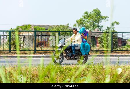 RAJASTHAN - INDE - OCTOBRE 17: Couple de balades en scooter par la route animée sur 17 octobre 2012 dans Rajasthan, Inde. Jusqu'à six membres de la famille Banque D'Images