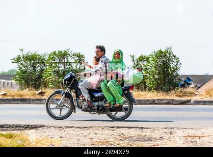 RAJASTHAN - INDE - OCTOBRE 17: La mère, le père bébé et petit enfant à cheval sur l'autoroute sur 17 octobre 2012 à Rajasthan, Inde. Jusqu'à six Banque D'Images