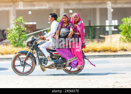 RAJASTHAN - INDE - OCTOBRE 17: Homme avec mère et femme à cheval sur la route de 17 octobre 2012 à Rajasthan, Inde. Jusqu'à six membres de la famille Banque D'Images