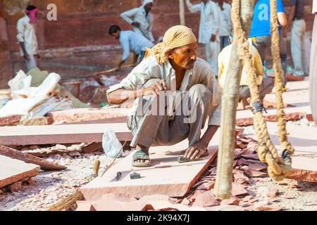 AGRA, INDE - OCT 17, 2012: Le travailleur prépare des grès pour la rénovation du fort Rouge à Agra, Inde. Le fort a été mentionné pour la première fois en 108 Banque D'Images