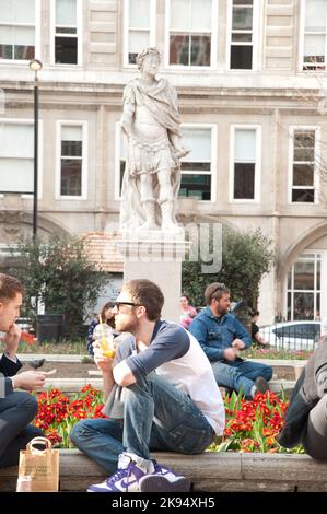 Golden Square Gardens, Soho, Londres, Royaume-Uni - place anciennement très élégante, avec plusieurs ambassades (par exemple Ambassade du Portugal) - gélification utilisée ici Banque D'Images