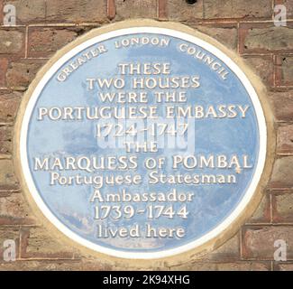 Plaque commémorant le site de l'ambassade portugaise au 18th siècle, Golden Square, Soho, Londres, Royaume-Uni Banque D'Images