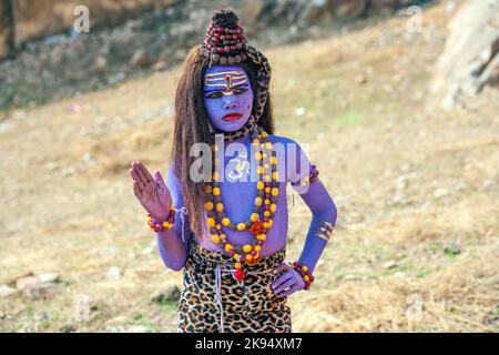 JAIPUR, INDE - OCTOBRE 19: Fille vêtue comme Shiwa mend pour une aumône sur 19 octobre 2012 à Jaipur, Inde. C'est une habitude que les hindous donnent de l'argent à begg Banque D'Images