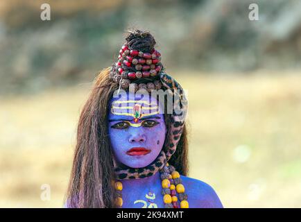 JAIPUR, INDE - OCTOBRE 19: Fille vêtue comme Shiwa mend pour une aumône sur 19 octobre 2012 à Jaipur, Inde. C'est une habitude que les hindous donnent de l'argent à begg Banque D'Images