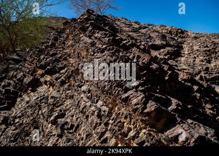 Vue magnifique sur les montagnes et les roches fossiles depuis les Émirats arabes Unis, au lever du soleil tôt le matin Banque D'Images