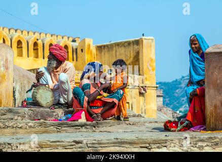 JAIPUR, INDE - OCTOBRE 19: La femme implore de l'argent avec son enfant, assis à l'entrée du fort Amber sur 19 octobre 2012 à Jaipur, Inde. Mendier wi Banque D'Images