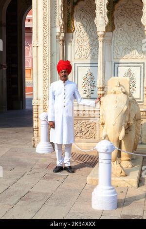 JAIPUR, INDE - OCT 19: Garde indienne avec turban rouge dans le palais de ville sur 19 octobre 2012 à Jaipur, Inde. Le palais est toujours le siège du Mahar Banque D'Images